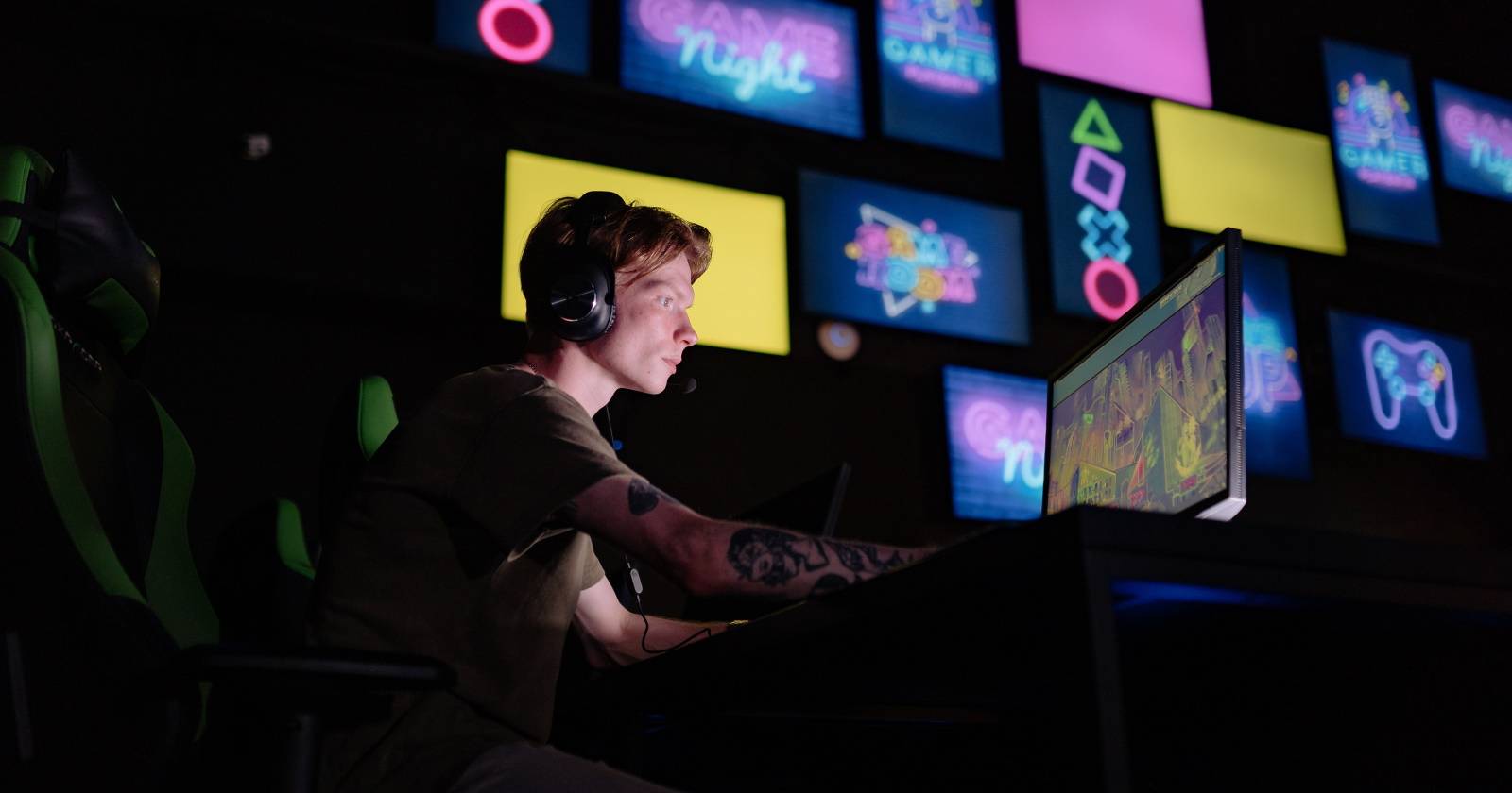 Пользователь играет в Discord на настольном ПК