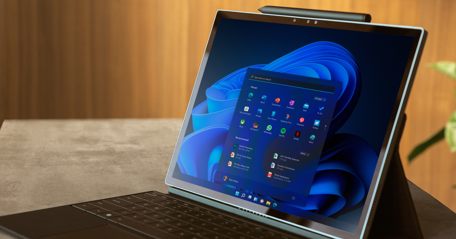 Ноутбук с Windows 11 на столе