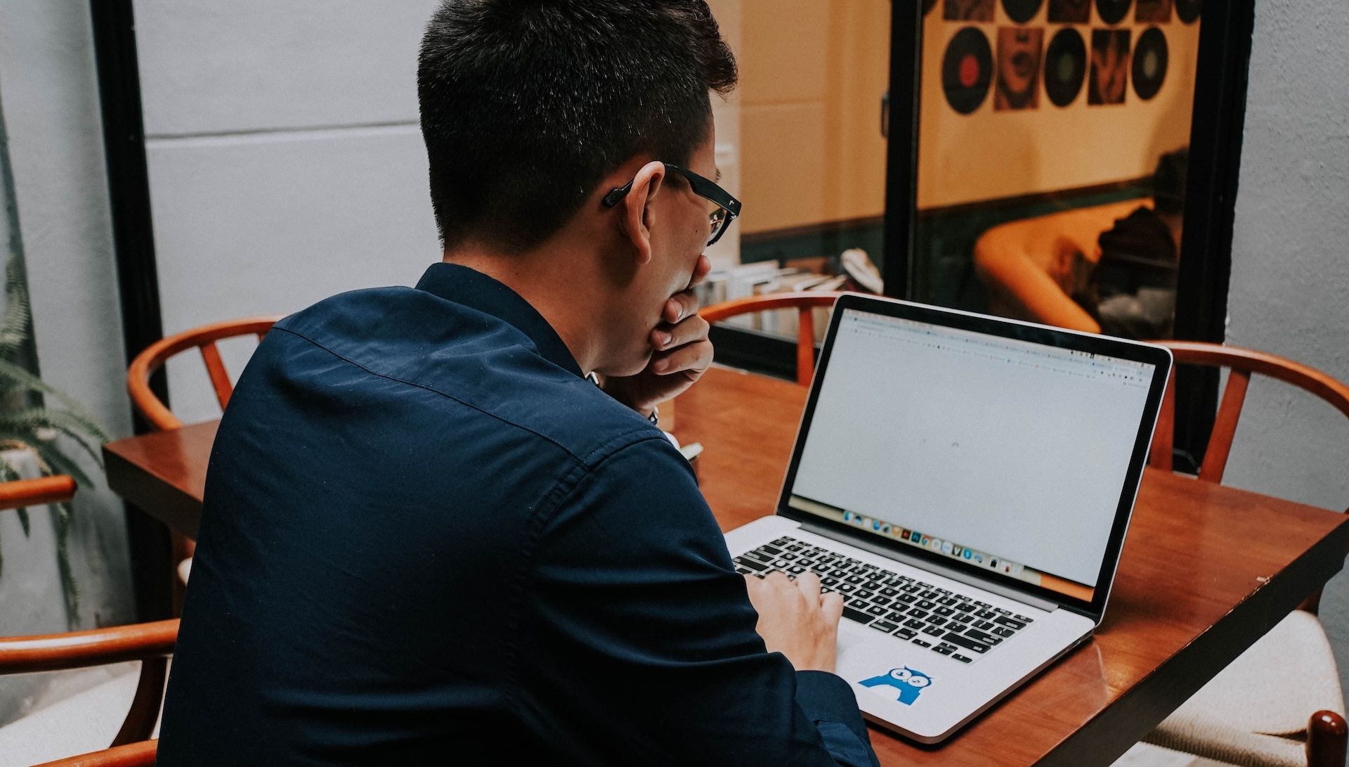 Мужчина за компьютером проверяет логи и алерты в SIEM