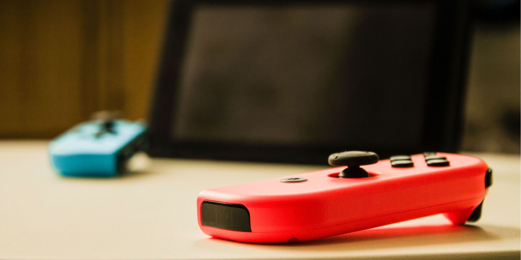 Отсоединённые контроллеры Joy‑Con на столе