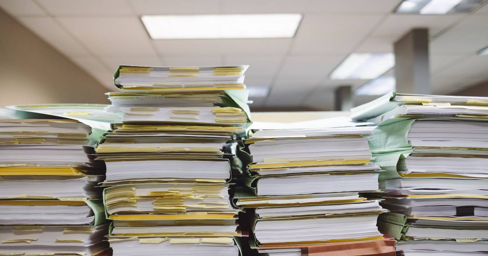 Стопка бумажных документов в офисе