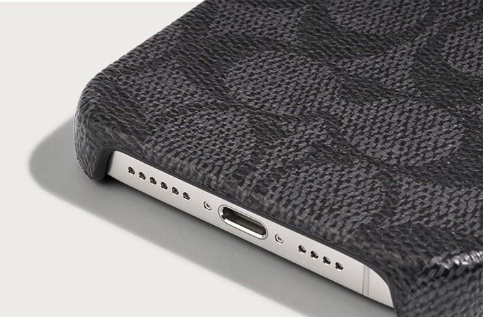 Дизайнерский чехол от Coach для iPhone.