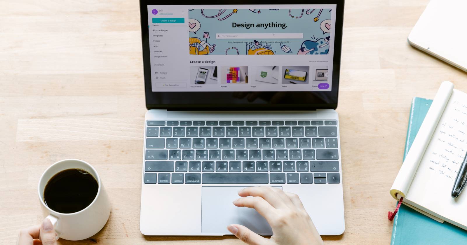 Пользователь работает с ноутбуком, используя тачпад