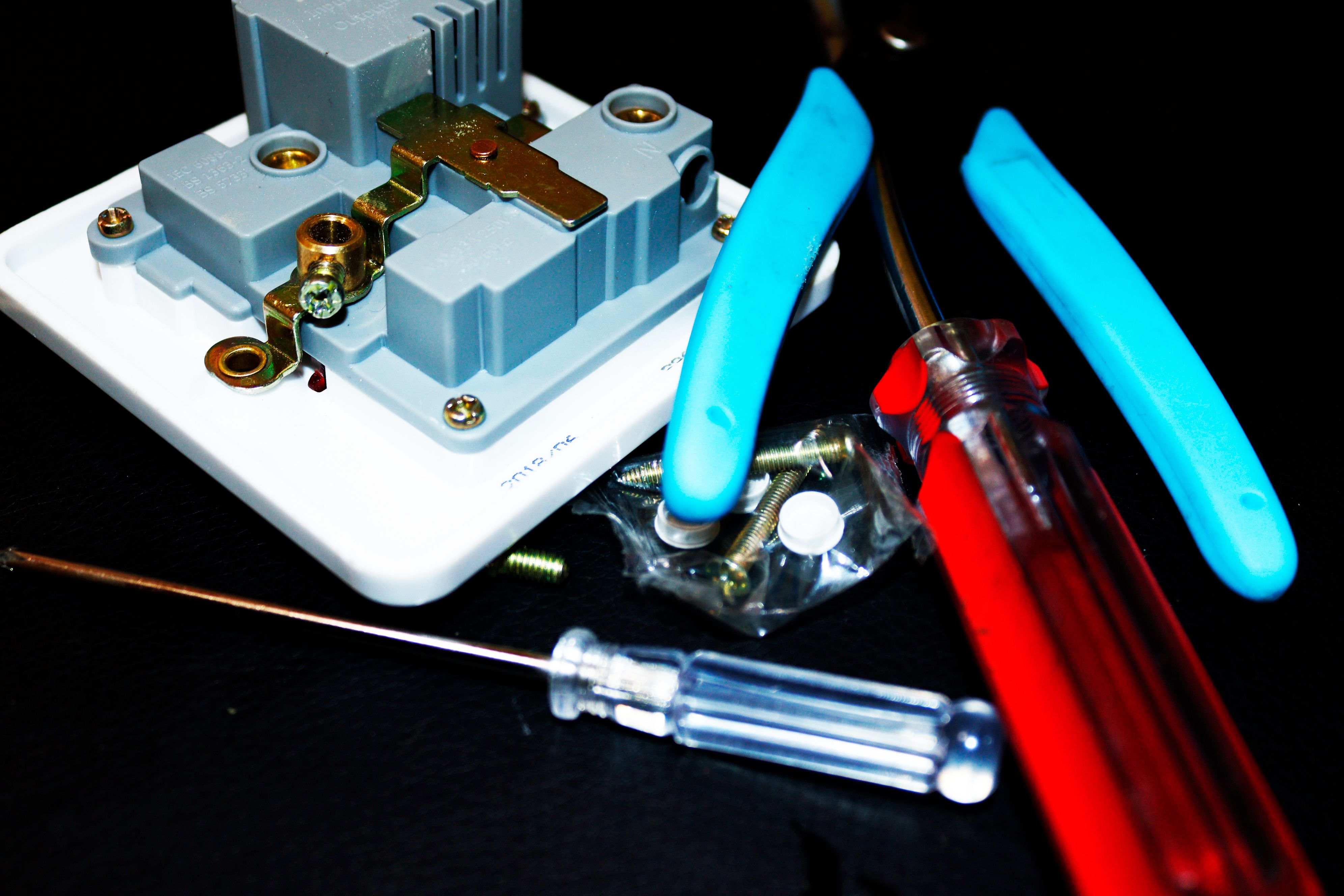 Набор инструментов: USB-розетка, шурупы, отвёртка, кусачки для проводов