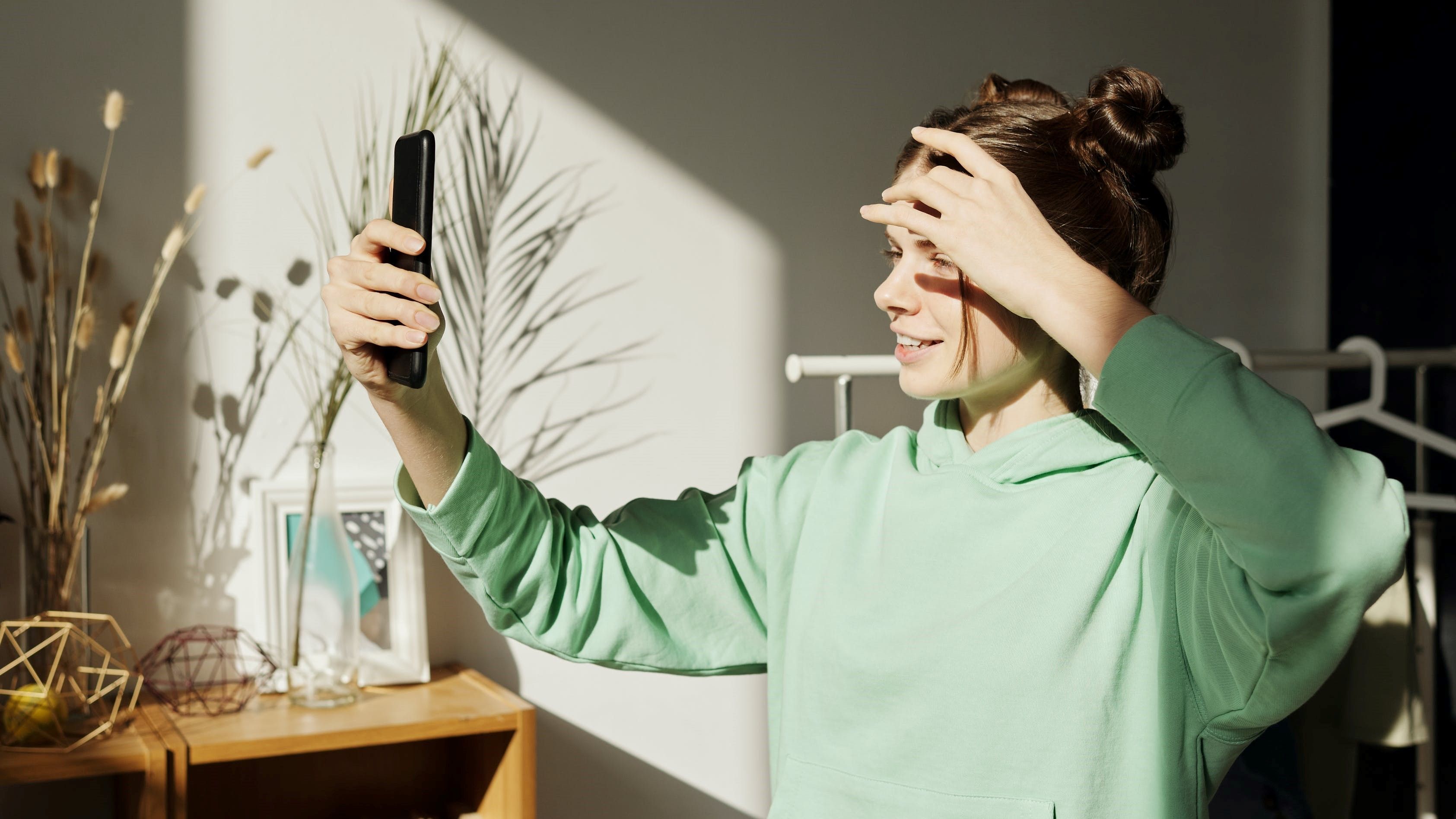 Девушка делает селфи на солнце