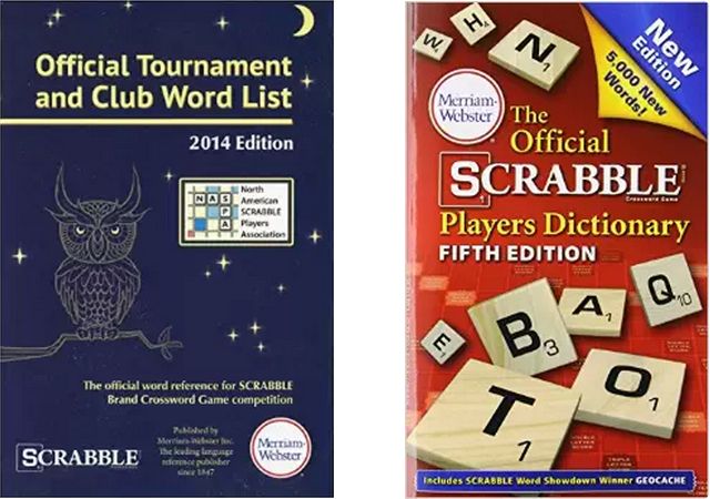 стопки разных словарей Scrabble