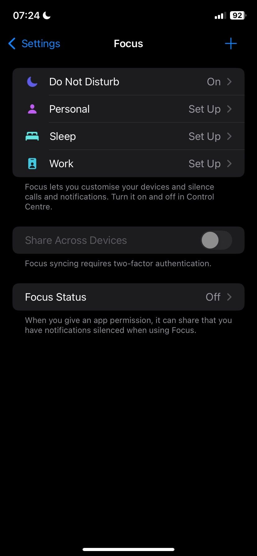 Экран режимов Фокус на iPhone показывает варианты: Не беспокоить, Личное, Сон и Работа.