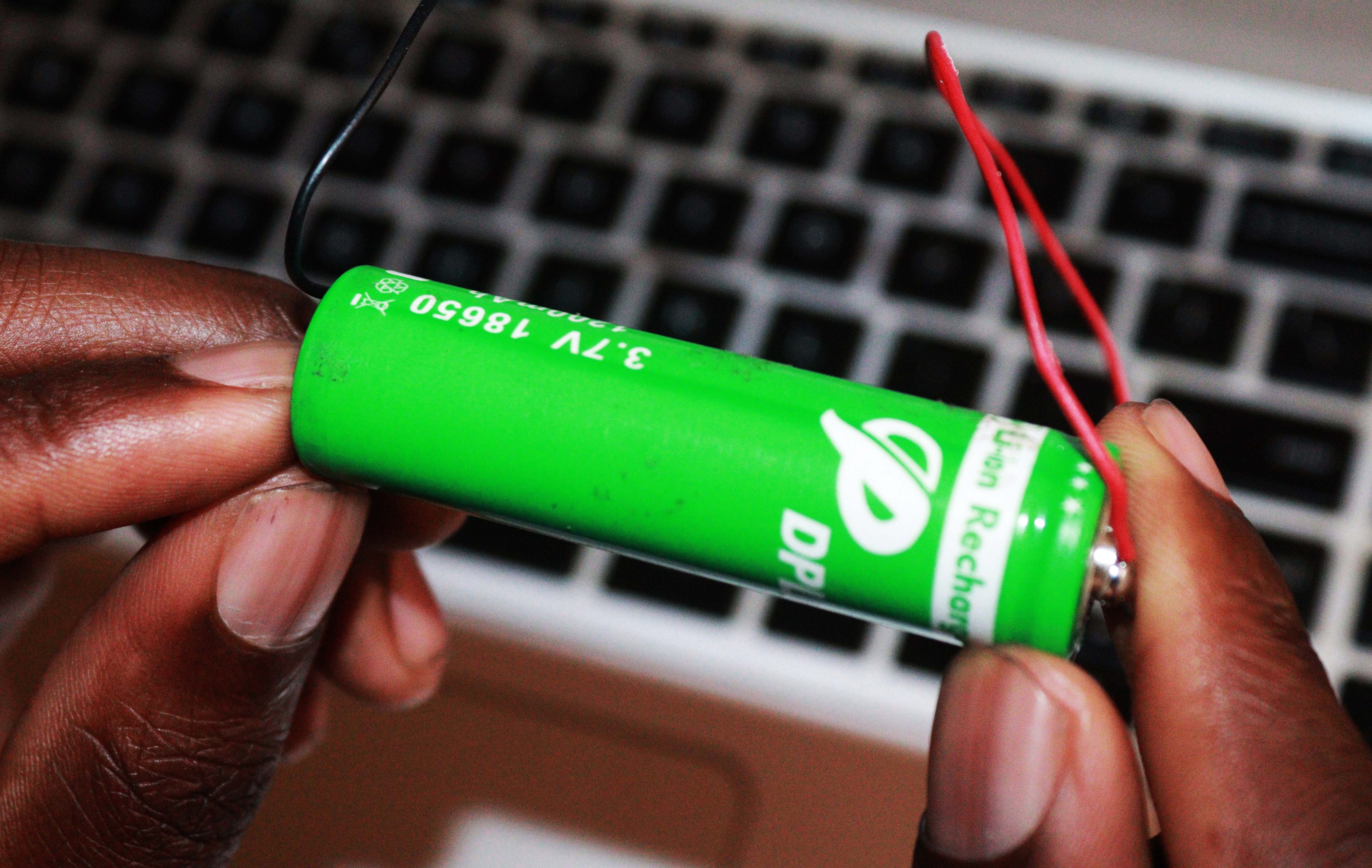 Два провода, подключённые к аккумулятору