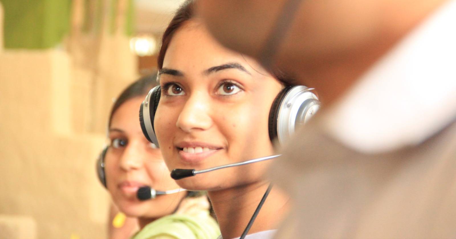 Специалист службы поддержки Apple разговаривает с клиентом по телефону