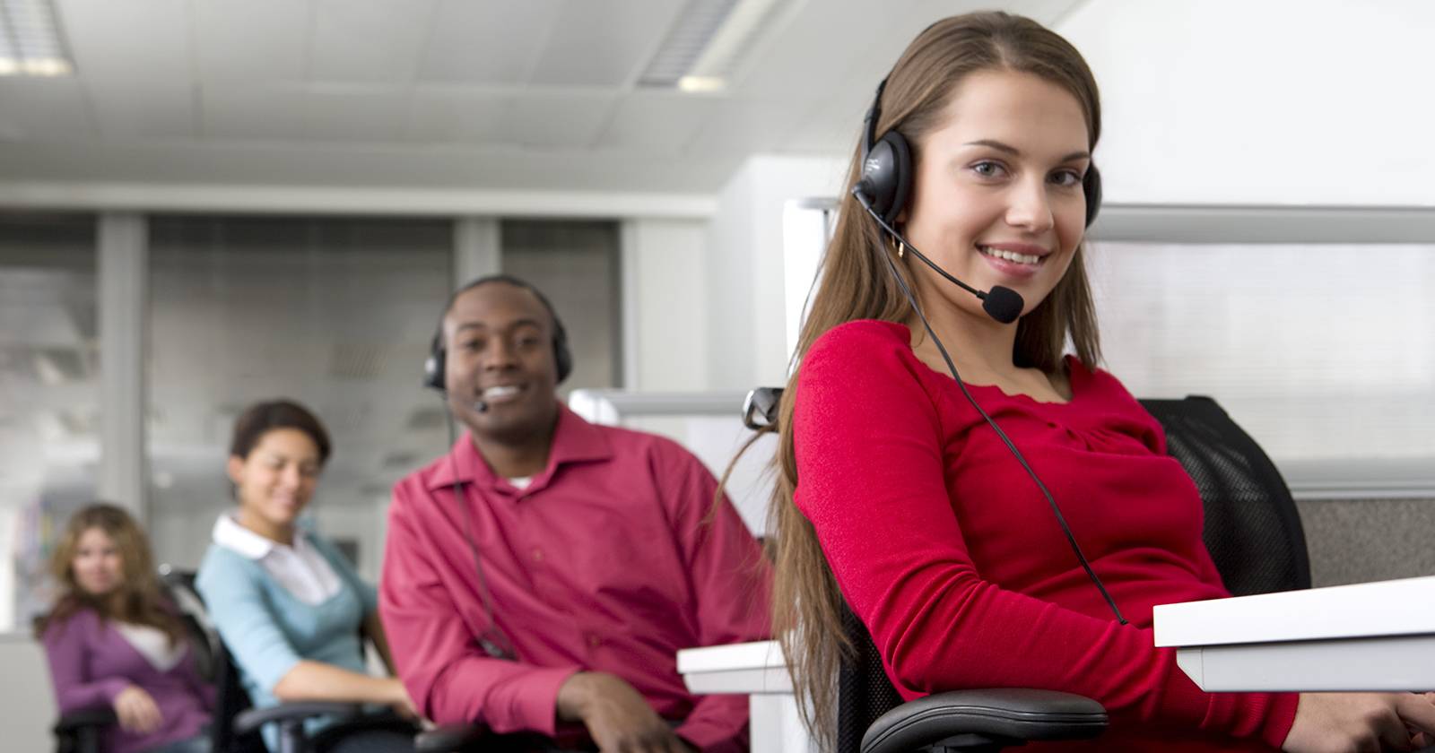 Сотрудники в офисных кубиках, рабочие места и мониторы