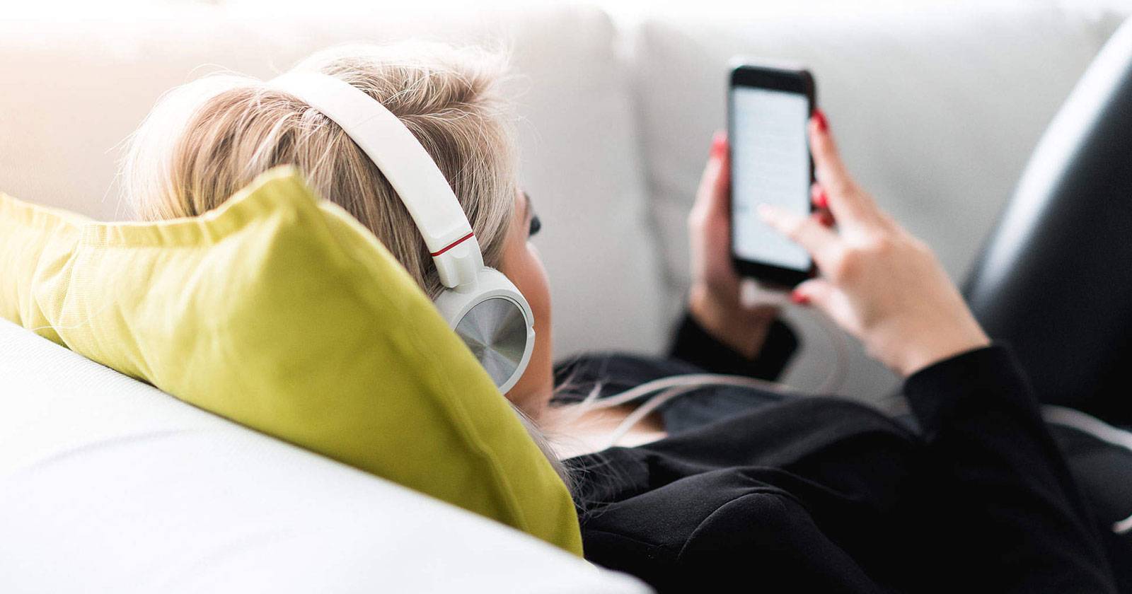 Логотипы Spotify и Last.fm на экране