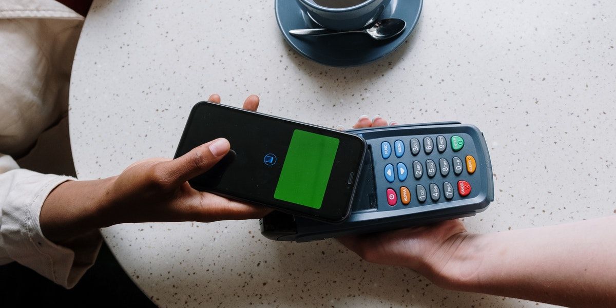 Считыватель бесконтактных платежей и iPhone.