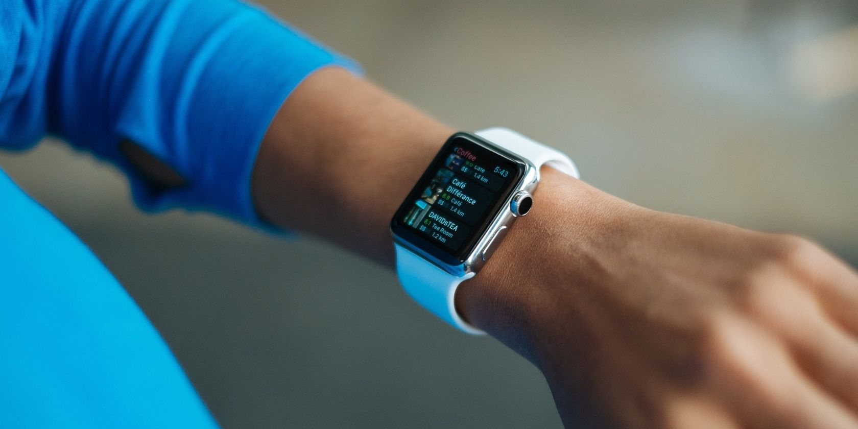 Apple Watch на запястье пользователя, плотно выполненный ремешок