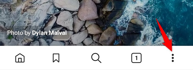Меню с тремя точками в правом нижнем углу мобильного Brave.