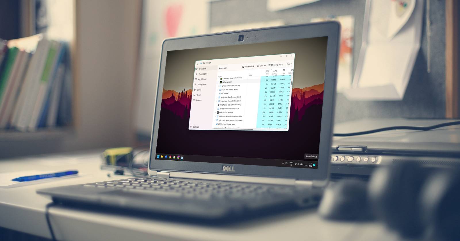 Диспетчер задач открыт на ноутбуке с Windows