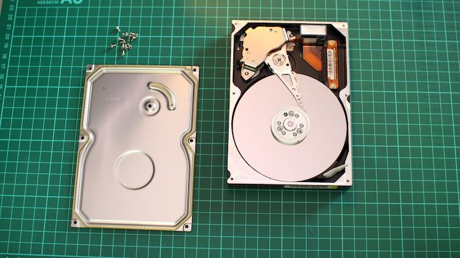 Внутренности HDD с платтерами, актуатором и магнитами