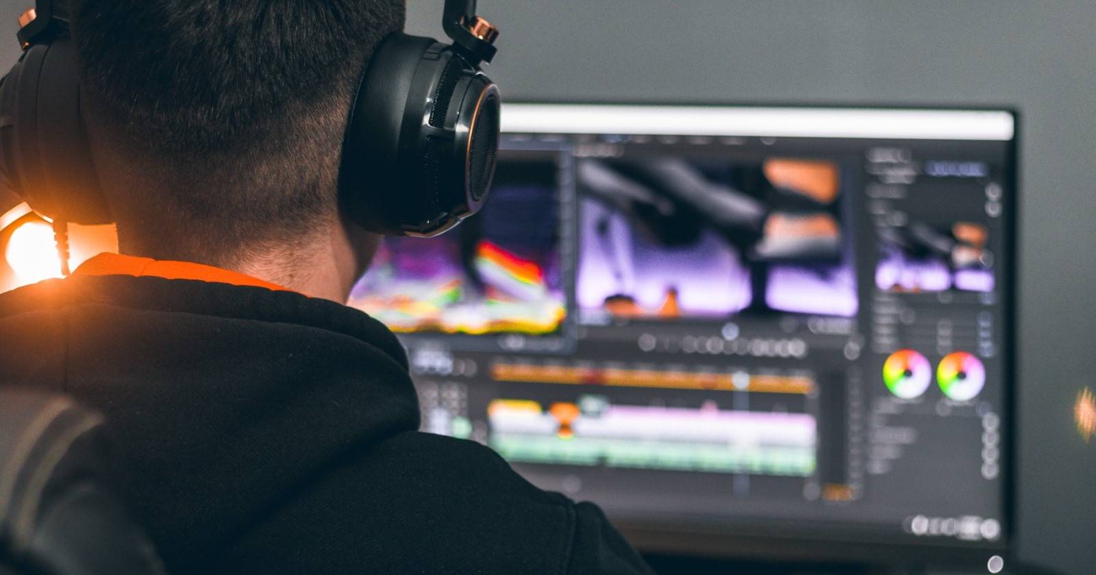 Редактирование видео в наушниках, монтажёр за работой