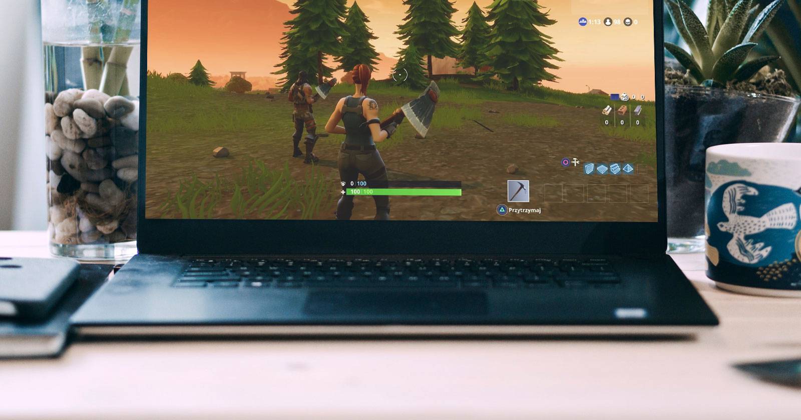 Игровой ноутбук на столе с подсветкой клавиатуры