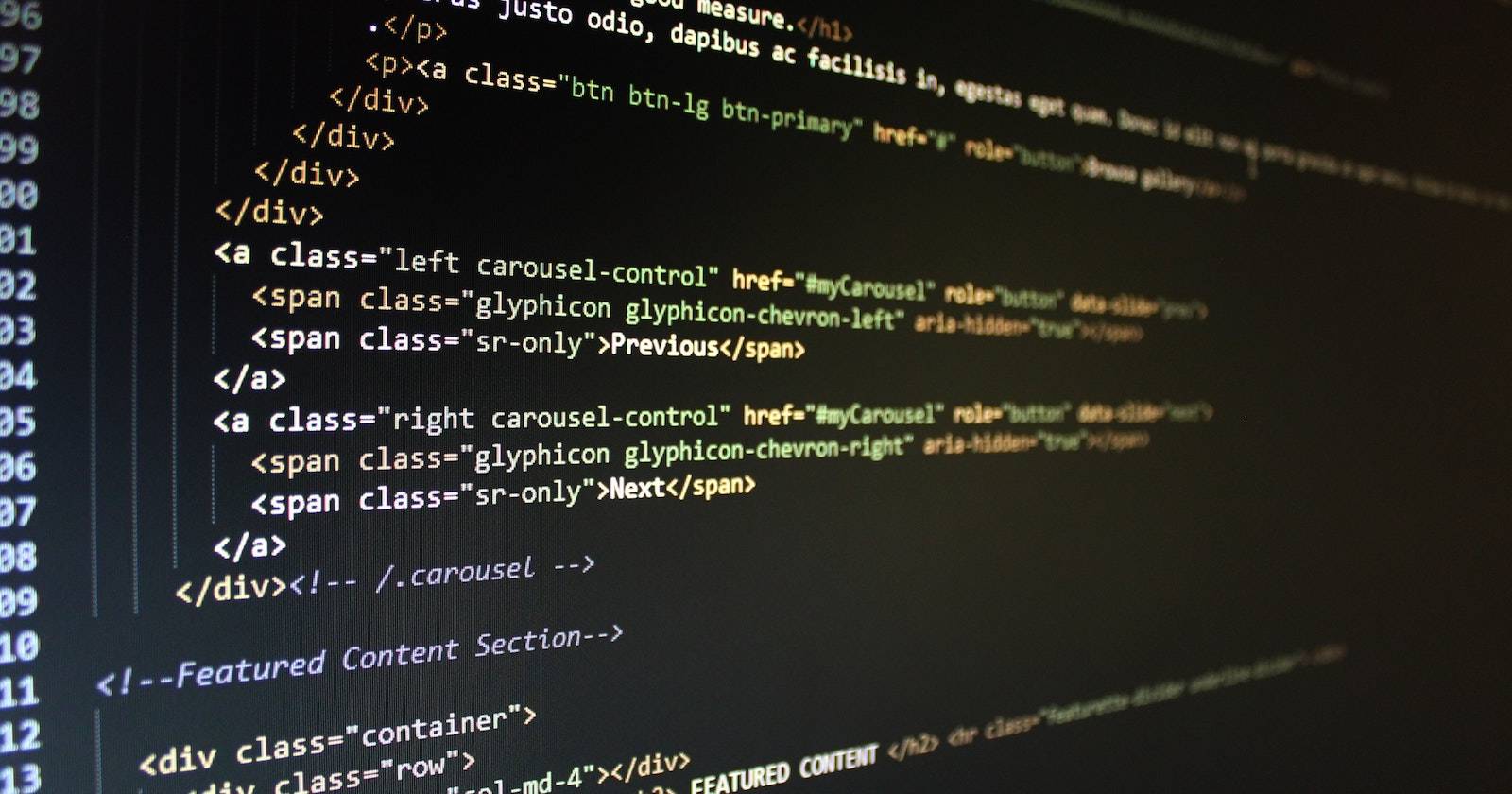 Включённый монитор компьютера с HTML‑кодом в текстовом редакторе, иллюстрация темы доступности и разработки