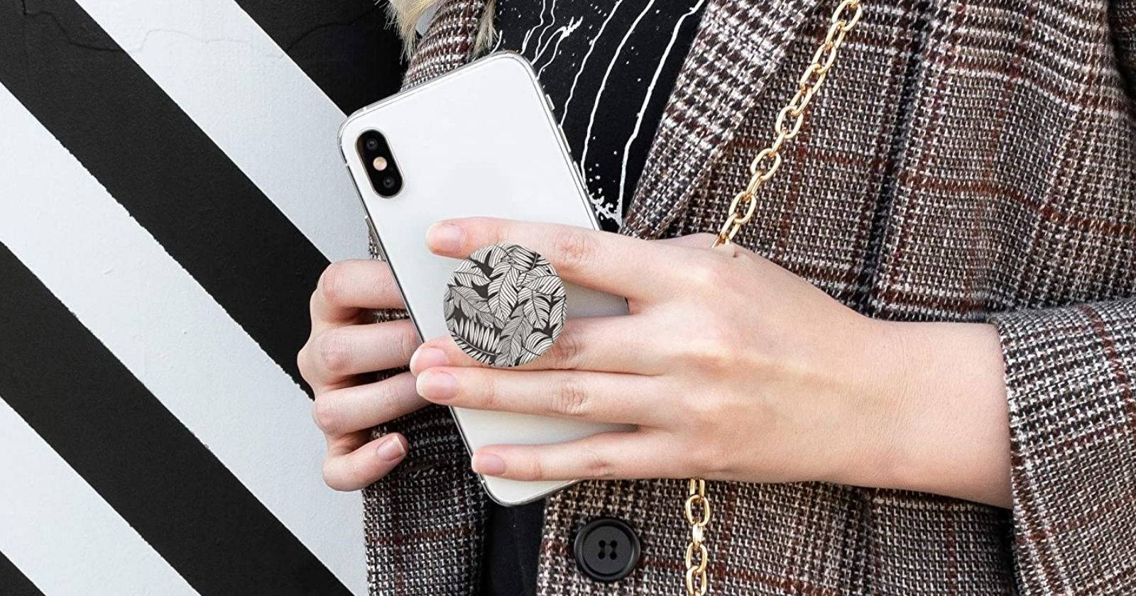 Человек держит смартфон с PopSocket