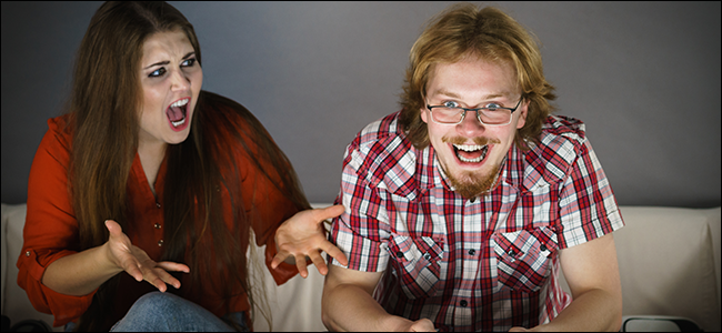 Мужчина в сильном эмоциональном всплеске из‑за игр на Xbox, которые выглядят плохо на новом 4K TV. Девушка рядом кричит, чтобы он успокоился.