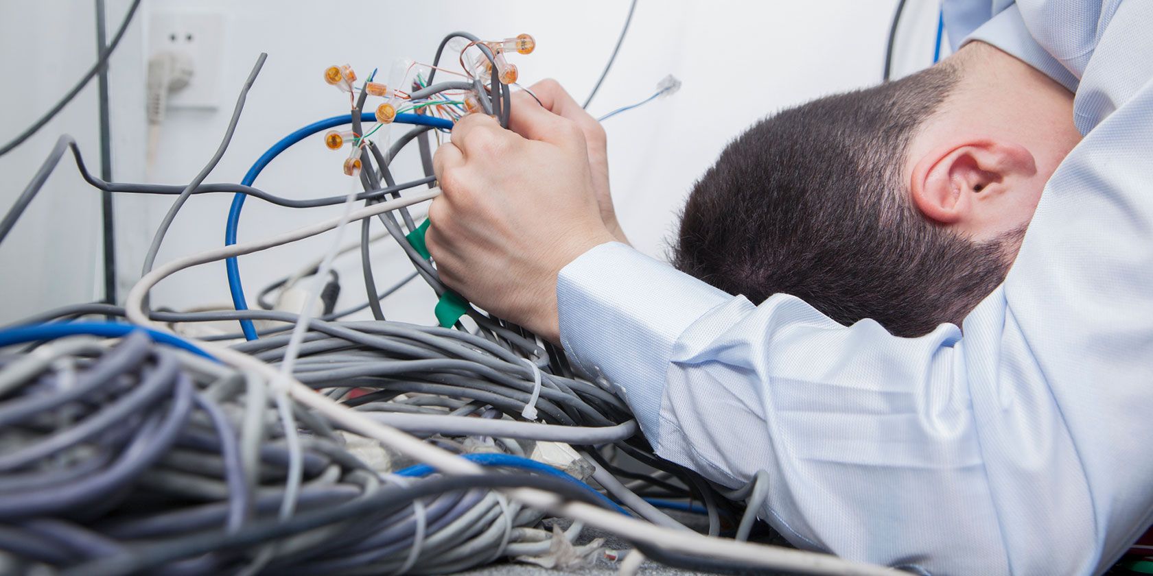 Скрыть провода: кабель‑каналы — выбор и установка