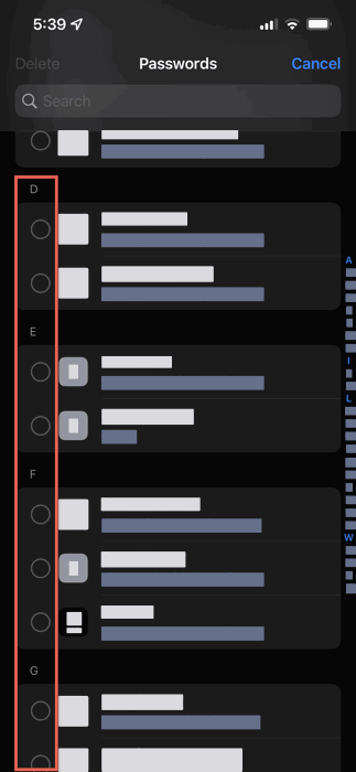 Изображение: Выбор паролей для удаления на iPhone