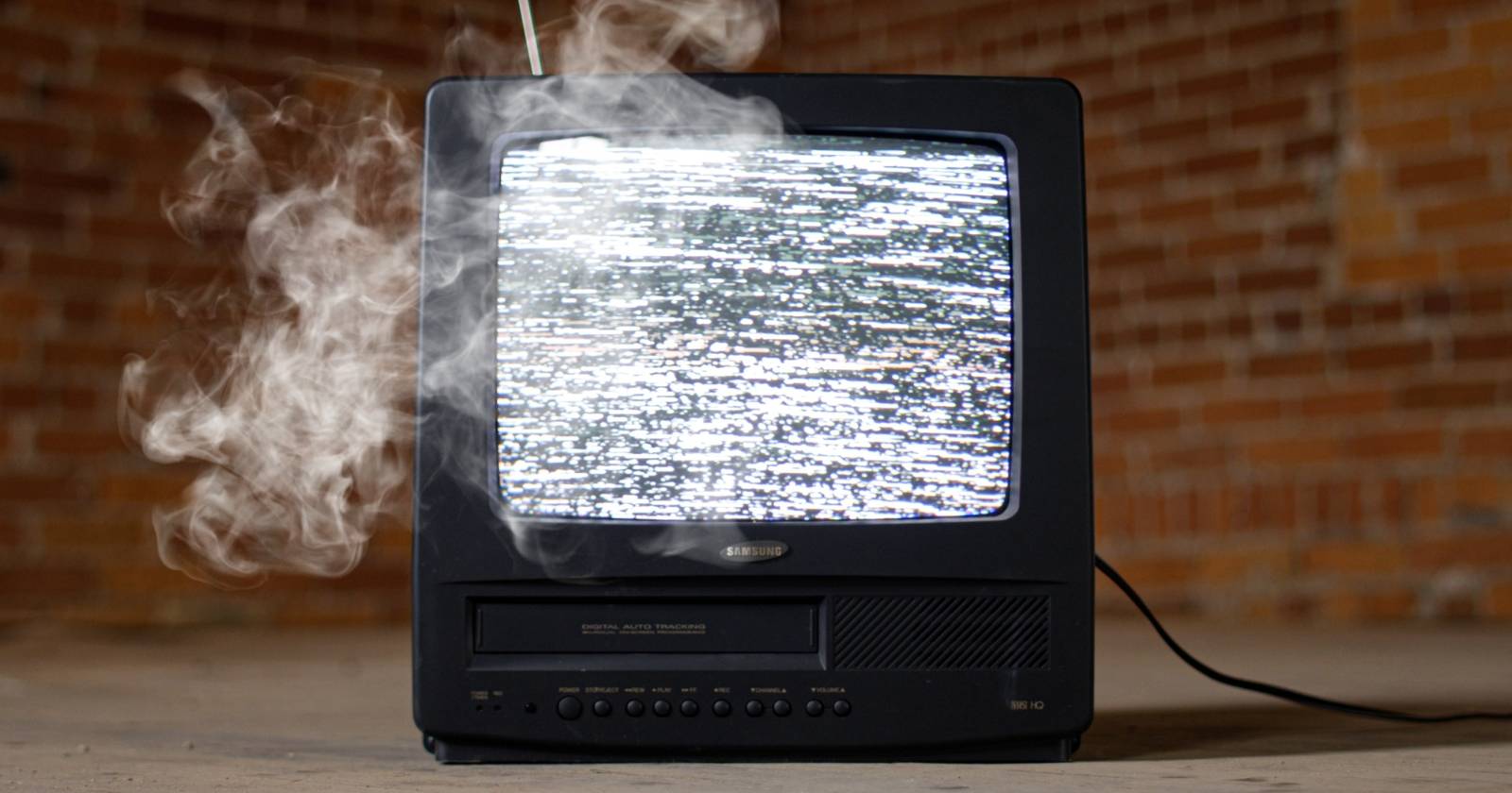Неисправный телевизор на стене