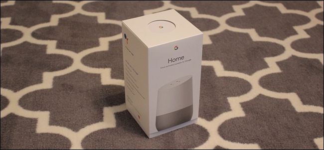 Крупный план корпуса Google Home и решётки динамика