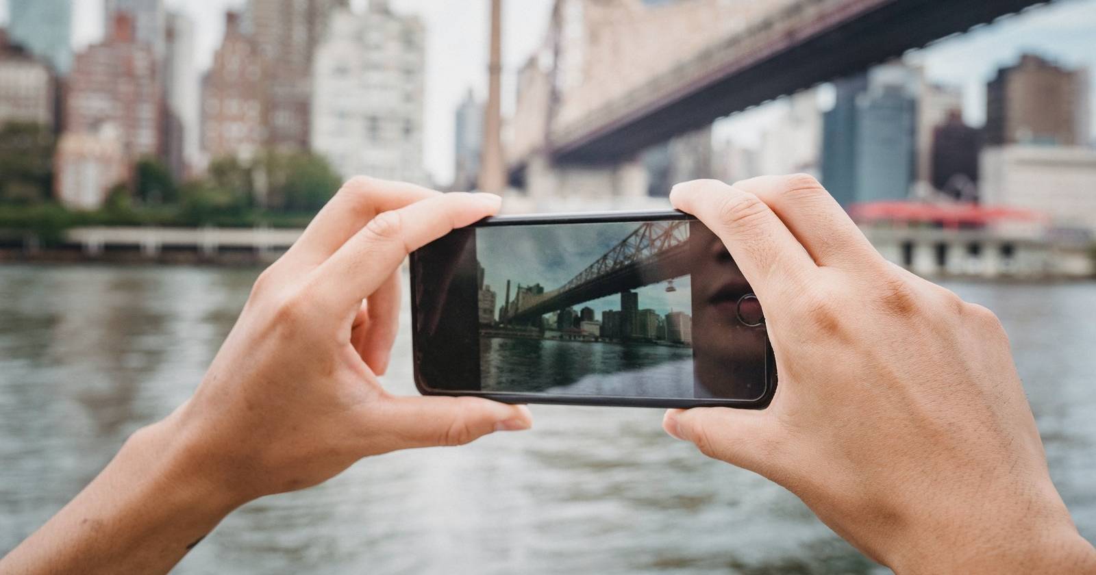 Человек фотографирует смартфоном, крупный план экрана и рук