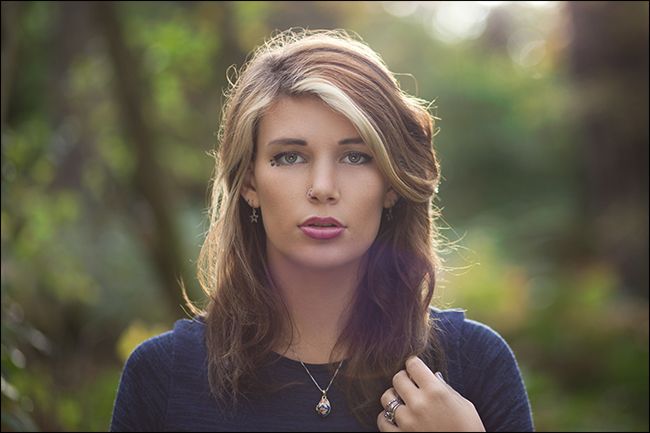 модель крупным планом на фоне размытых деревьев