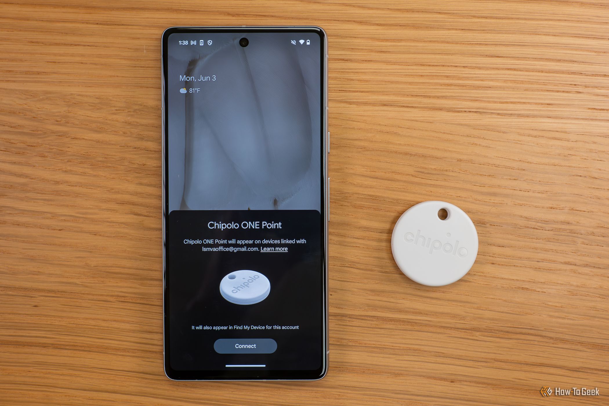 Трекер Chipolo ONE рядом с Pixel 7.