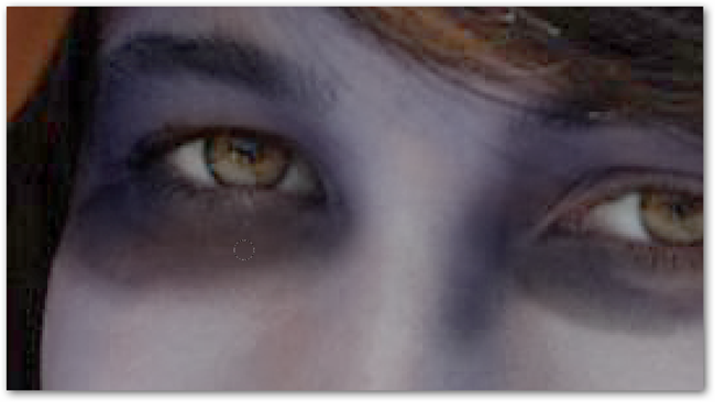 Покраска по контурам лица мягкой кистью с низкой непрозрачностью