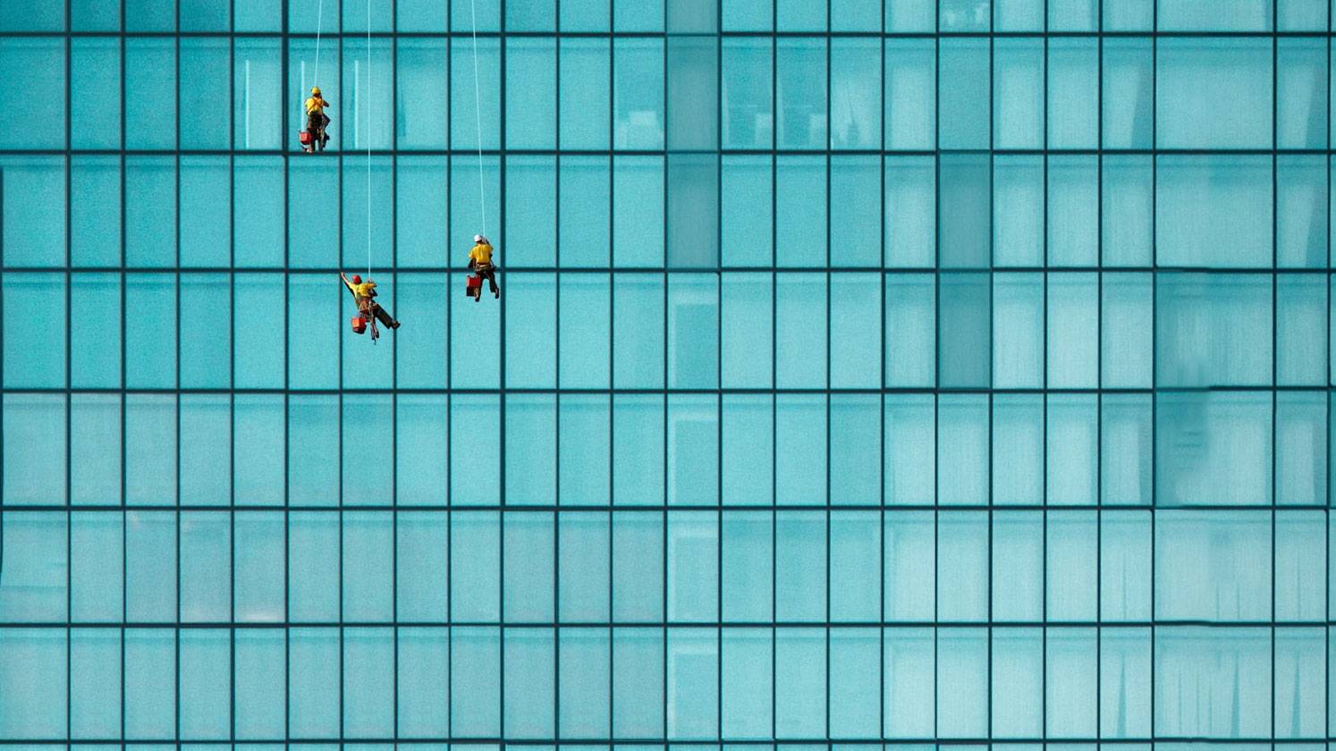 Рабочий стол с открытой таблицей Excel и ручкой