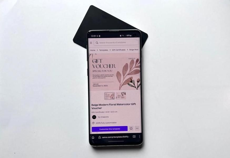 Смартфон показывает экран вишу подарочного сертификата над меткой NFC