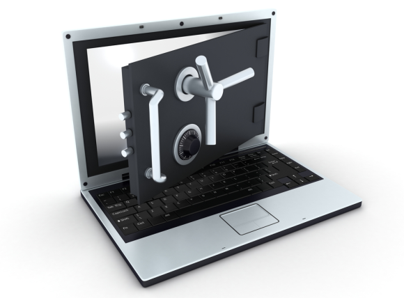 Человек закрывает ноутбук, символ безопасности