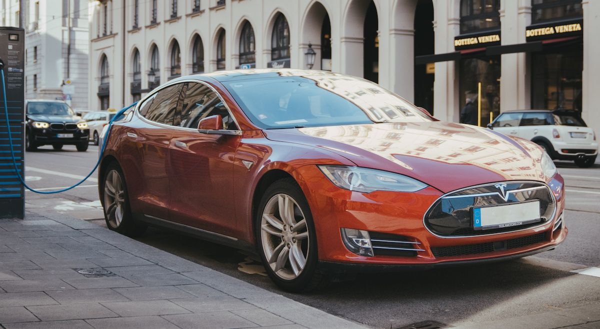 Tesla на зарядной станции