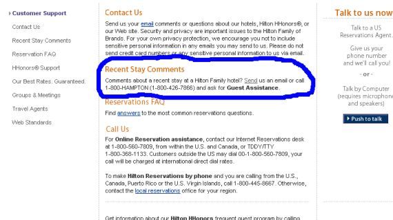 Номер отеля с пустой кроваткой и уставшими родителями