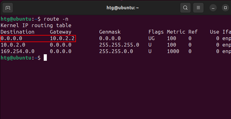 Командная строка Linux с выводом команды route -n и подсвеченным Gateway