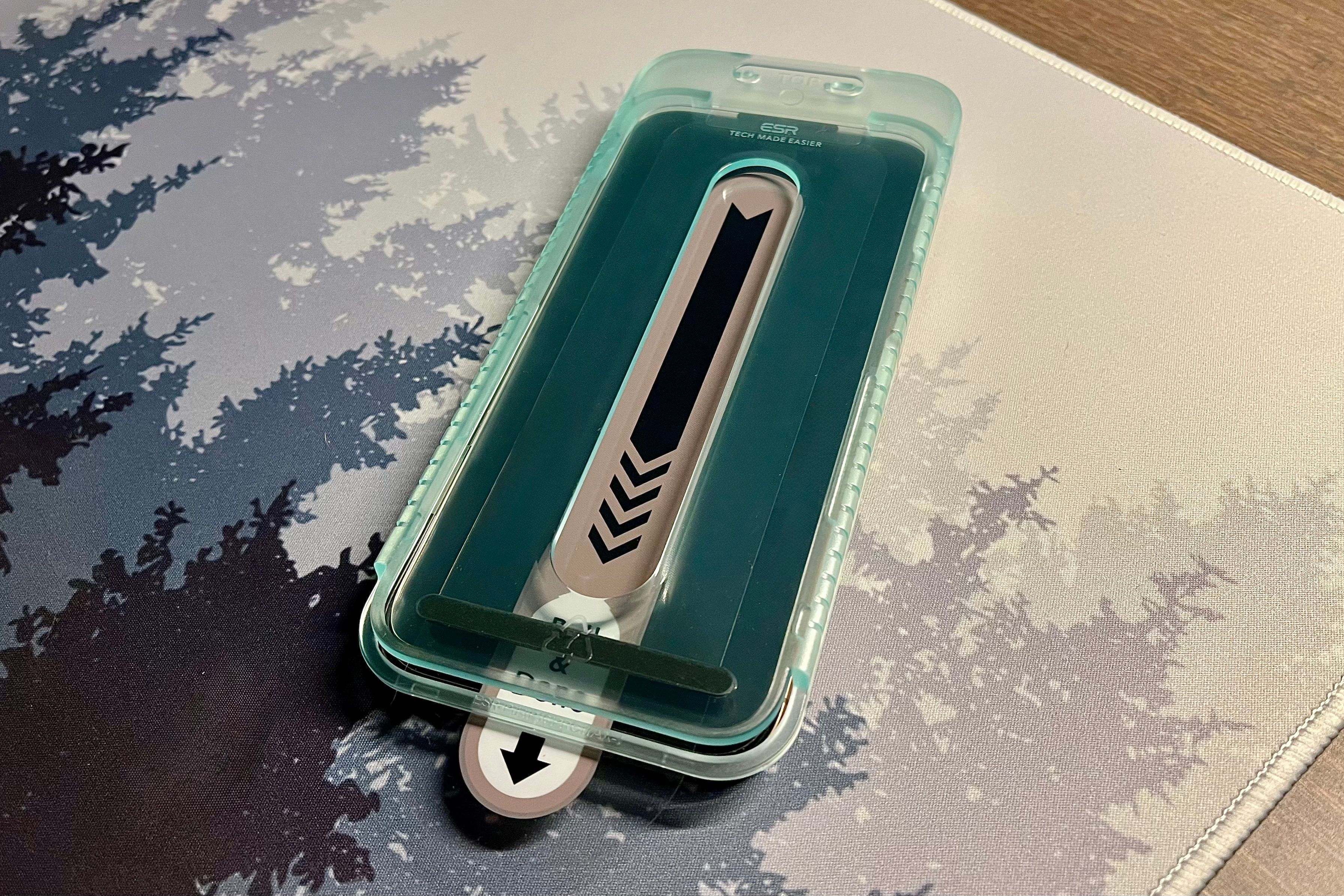 Монтажный комплект для быстрой установки защитного стекла на iPhone.