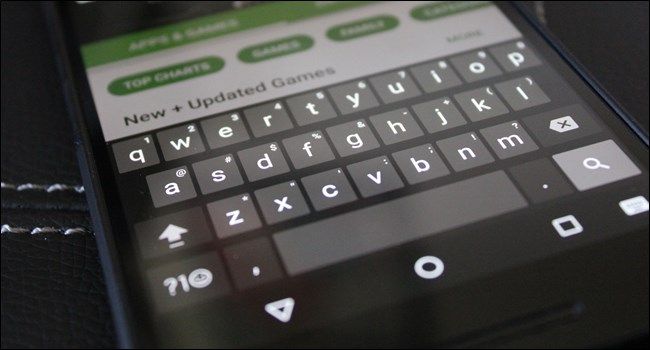 Экран Gboard с подсказками ввода