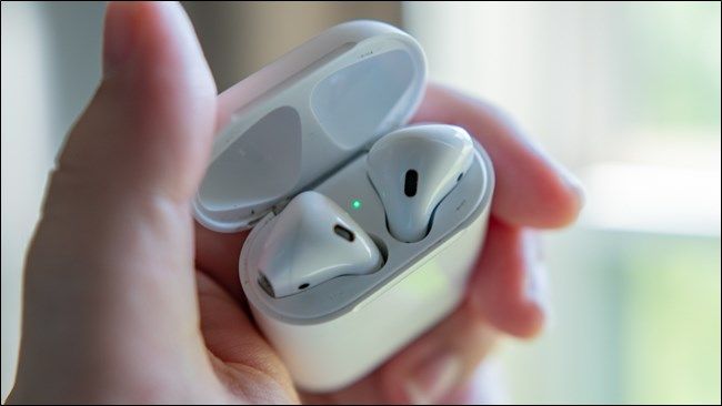 Открытый кейс AirPods с видимым индикатором статуса