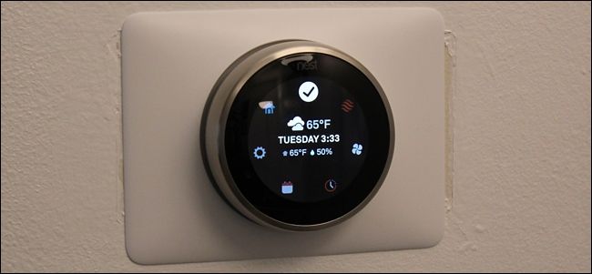 Фотография термостата Nest с видимым экраном и освещением