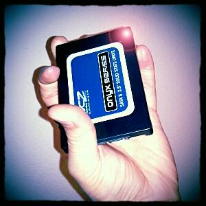 Фотография SSD и компьютера для настройки производительности