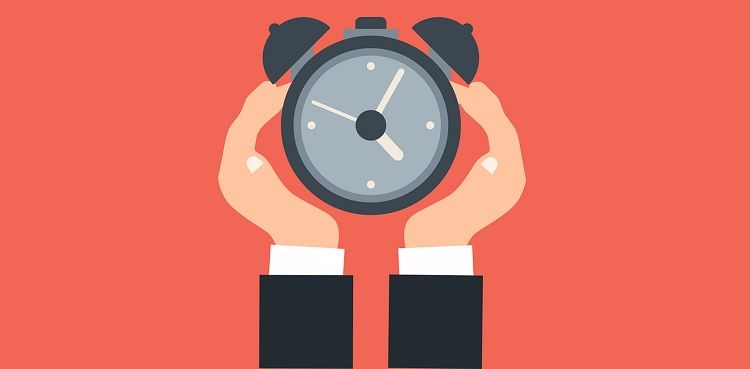 Человек держит часы