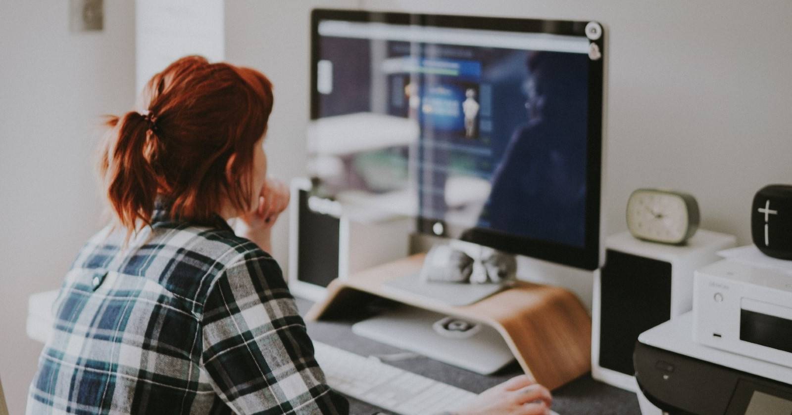 Женщина работает за настольным компьютером