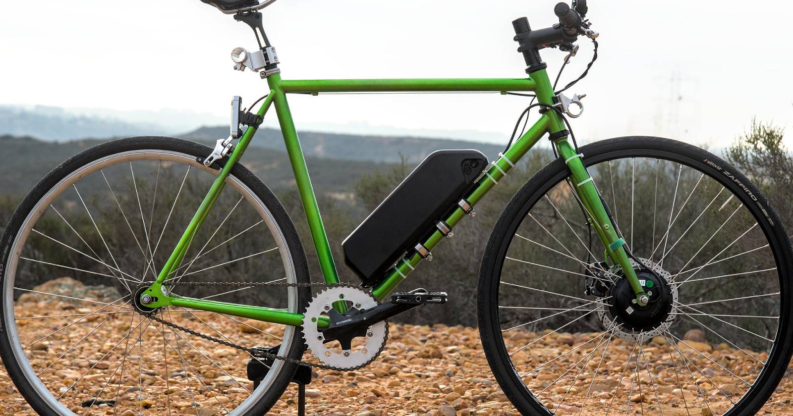 Вид сбоку электровелосипеда с аккумулятором на нижней трубе рамЫ