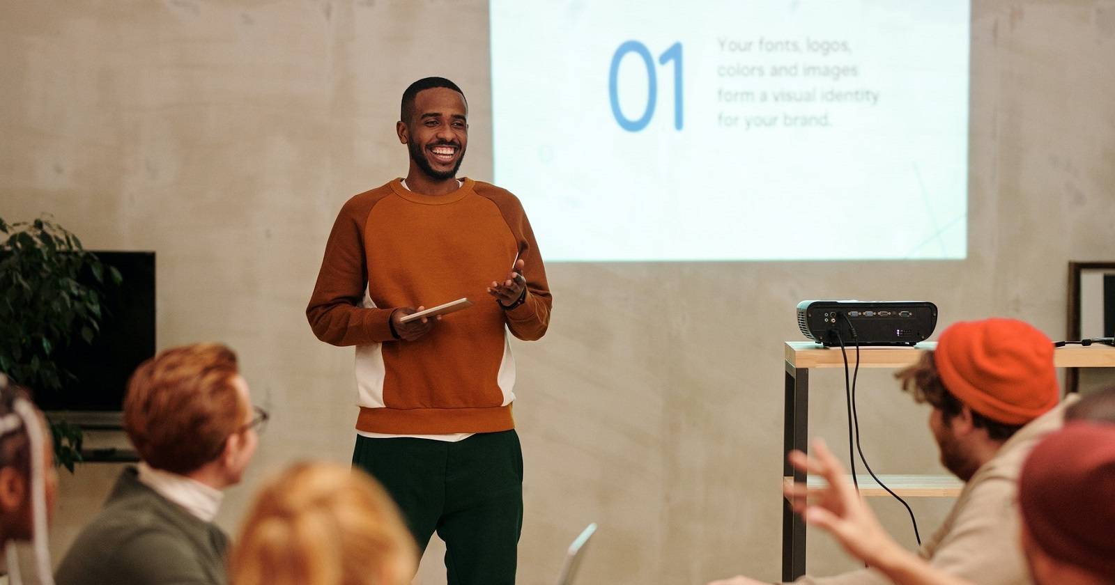 Фотография мужчины, представляющего слайдшоу на офисной встрече