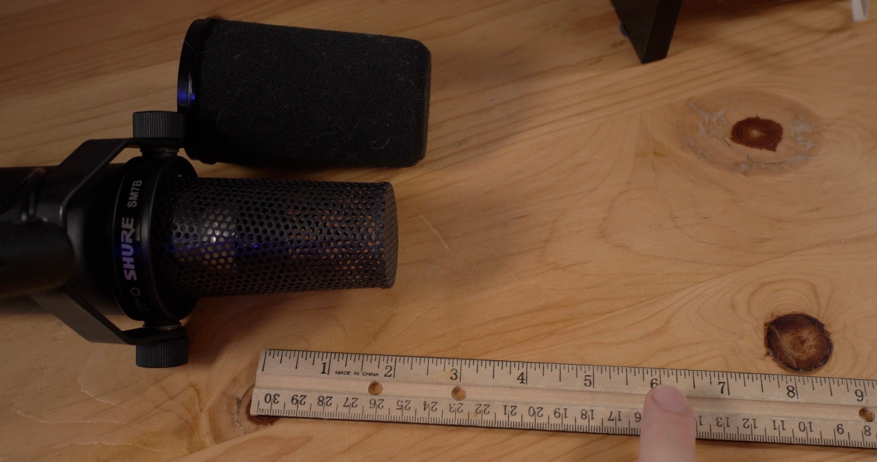 диафрагма микрофона Shure SM7B и расстояние 15 см от неё