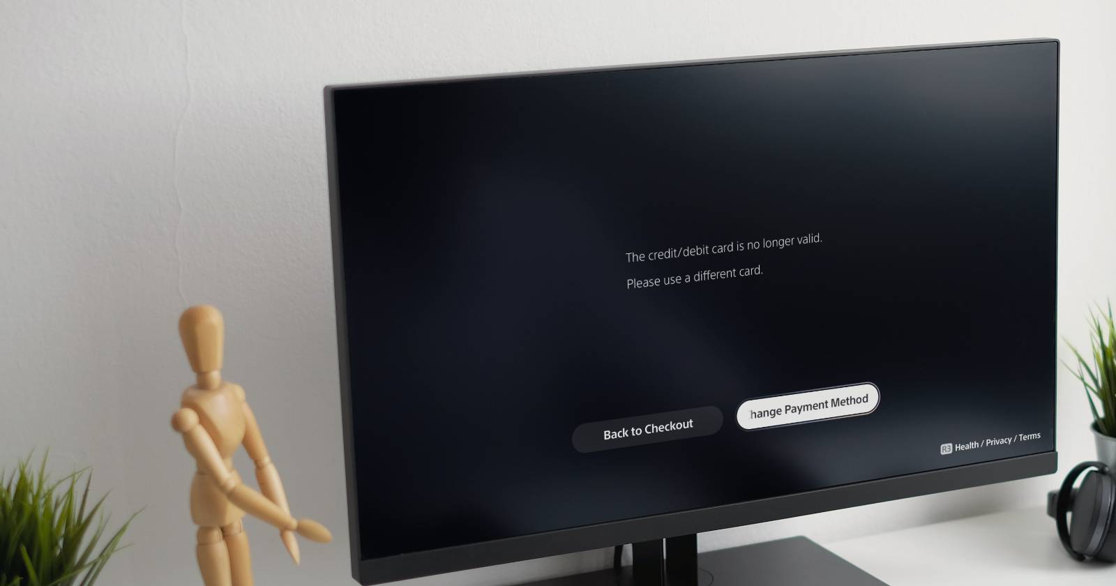 Экран PS5 с сообщением о недействительной карте и изображением контроллера